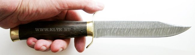 Нож Щука (реплика НР-40, дамаск, венге, латунь) в руке
