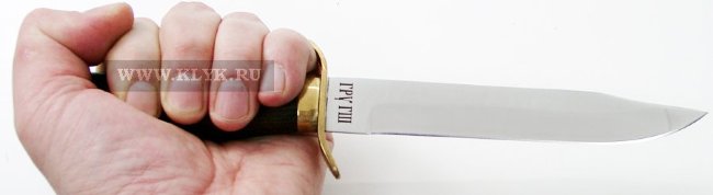 Нож Разведчика (реплика НР-40, сталь 95х18, венге, латунь) в руке
